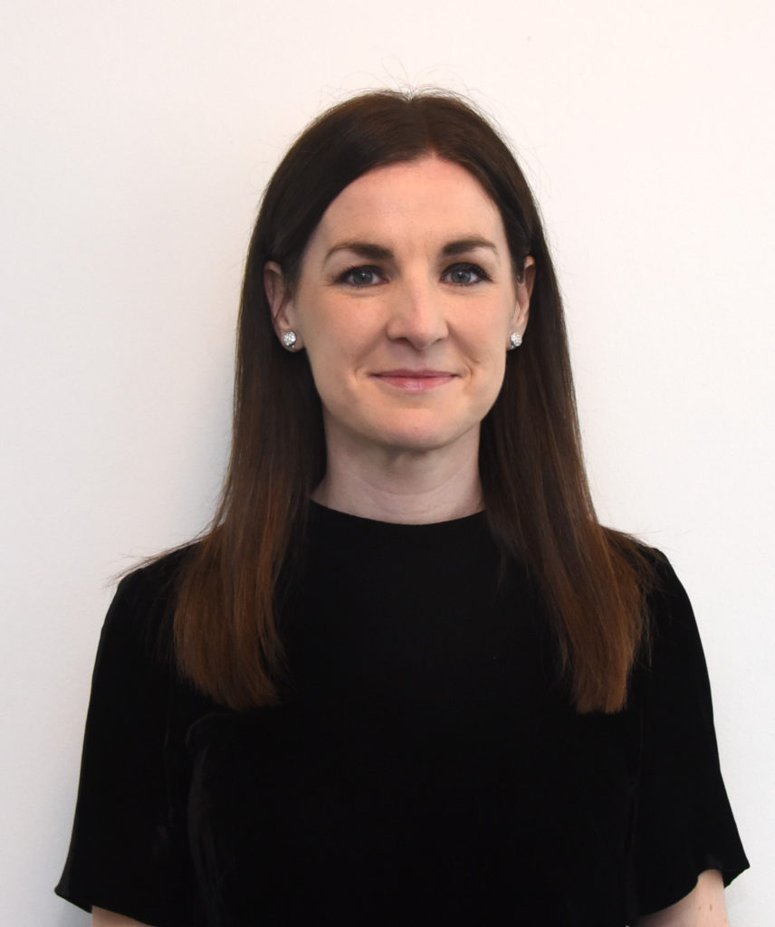 Zdjęcie przedstawia prof. Louise McHugh prowadzącą warsztat z teorii ram relacyjnych dla psychologów i psychoterapeutów